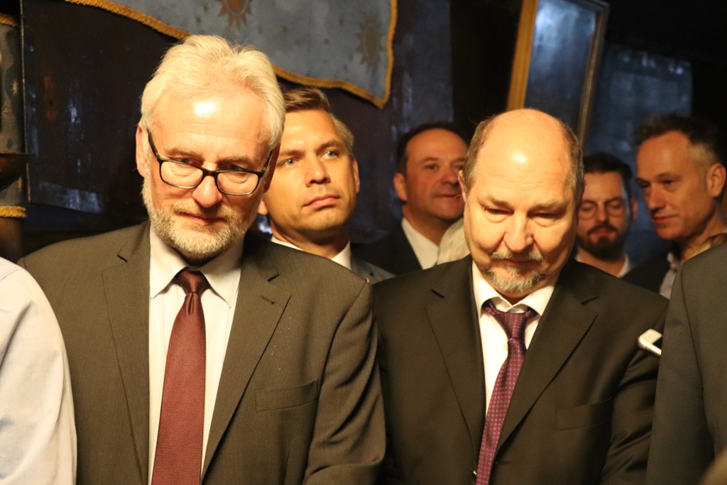 سلمان يشارك في إضاءة شعلة السلام من مغارة الميلاد