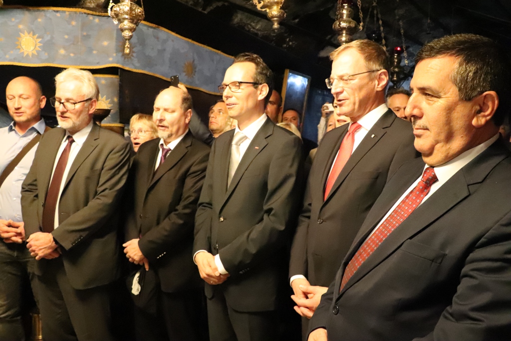 سلمان يشارك في إضاءة شعلة السلام من مغارة الميلاد