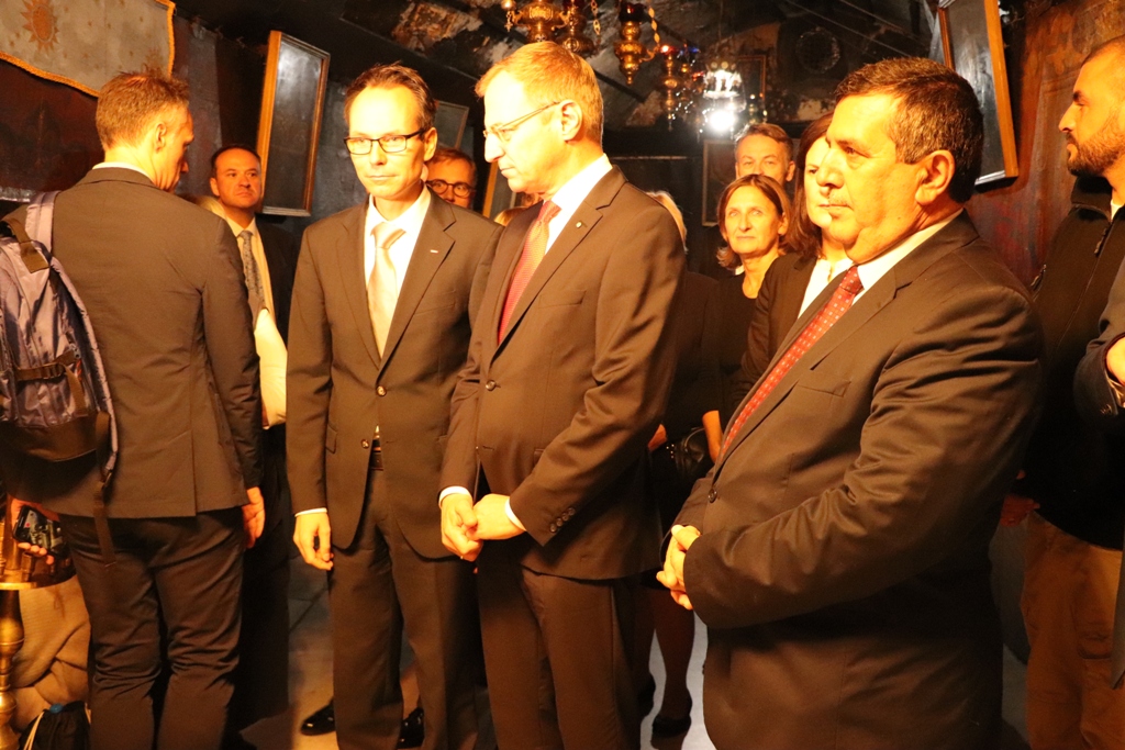 سلمان يشارك في إضاءة شعلة السلام من مغارة الميلاد