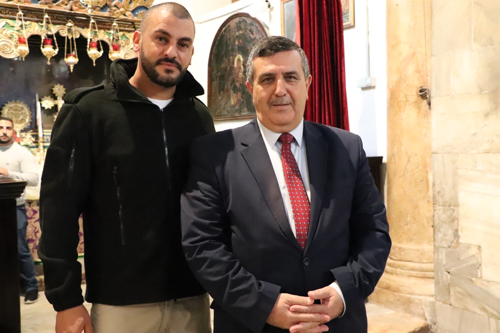 سلمان يشارك في إضاءة شعلة السلام من مغارة الميلاد