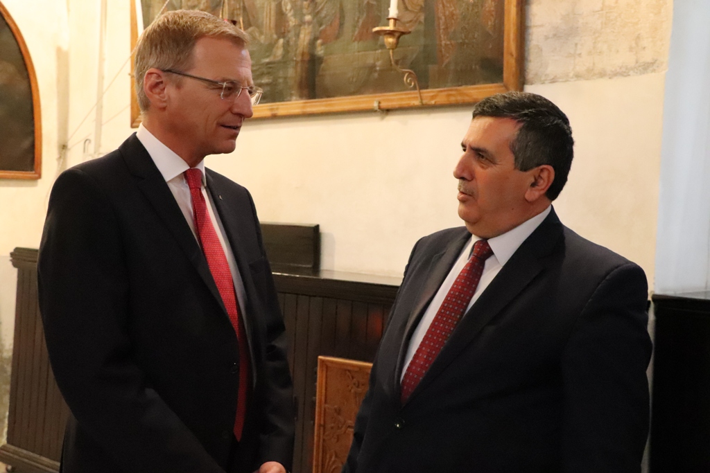 سلمان يشارك في إضاءة شعلة السلام من مغارة الميلاد