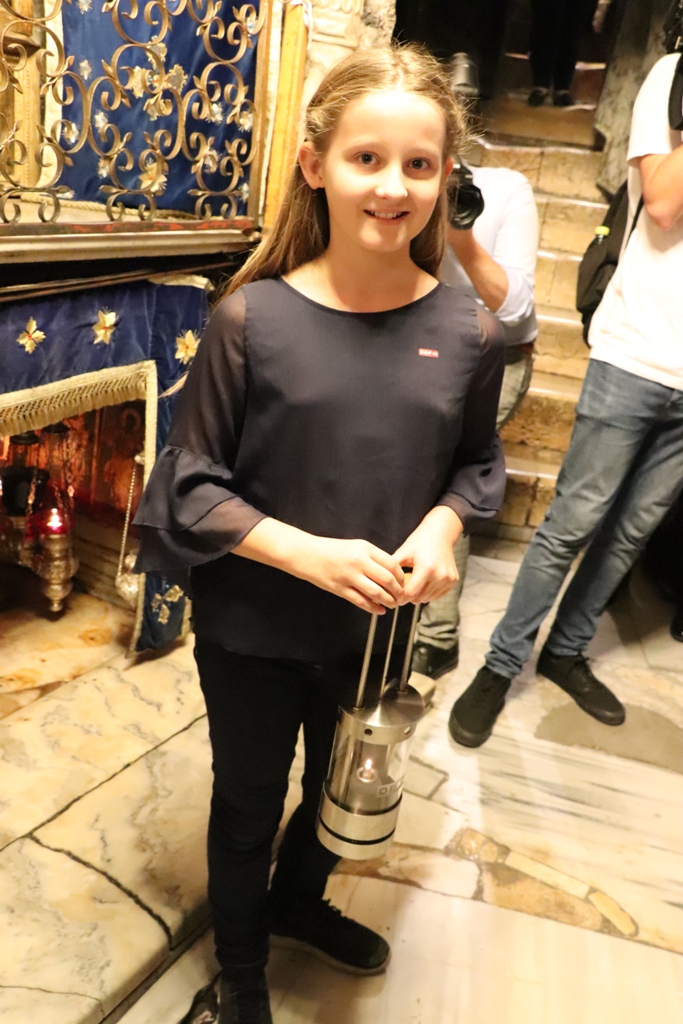 سلمان يشارك في إضاءة شعلة السلام من مغارة الميلاد