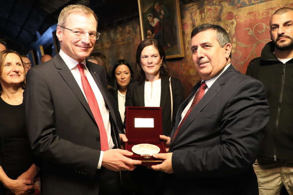 سلمان يشارك في إضاءة شعلة السلام من مغارة الميلاد