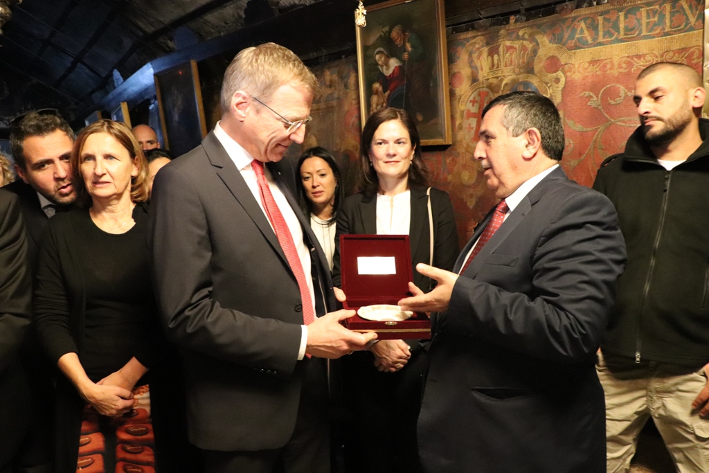 سلمان يشارك في إضاءة شعلة السلام من مغارة الميلاد