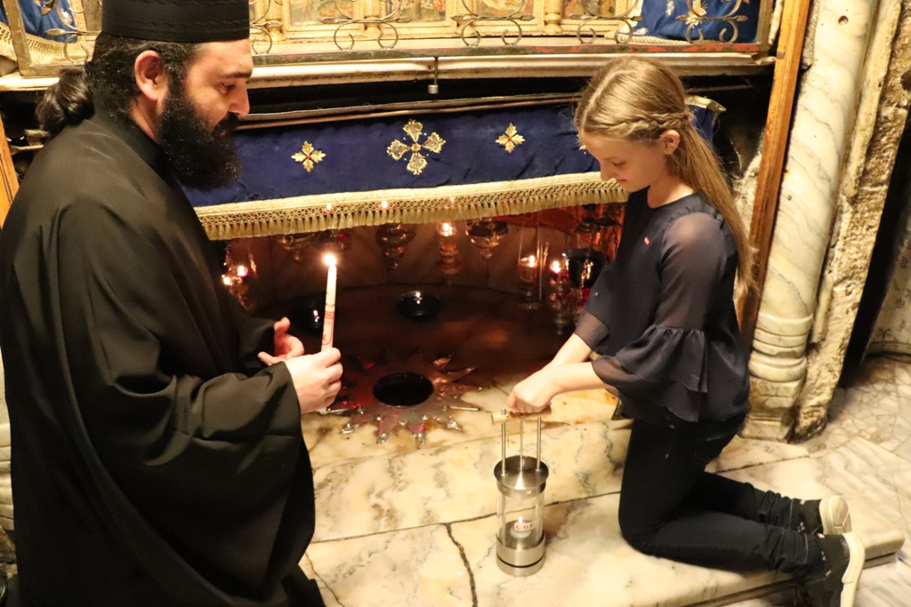 سلمان يشارك في إضاءة شعلة السلام من مغارة الميلاد