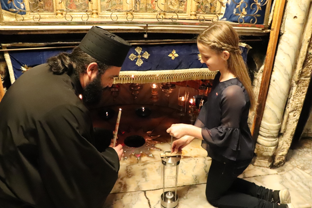 سلمان يشارك في إضاءة شعلة السلام من مغارة الميلاد