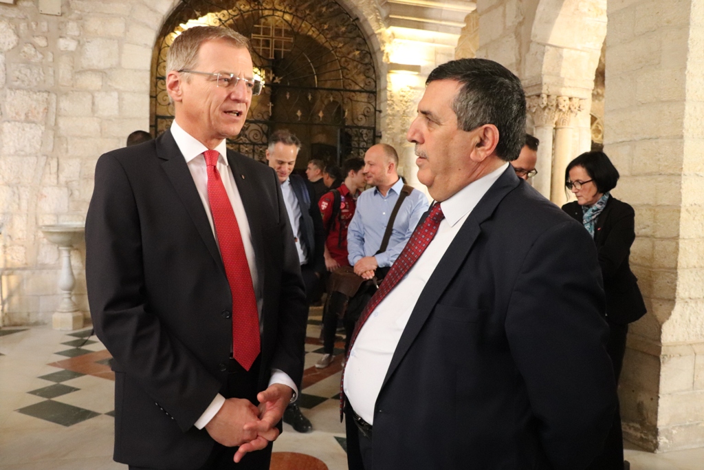 سلمان يشارك في إضاءة شعلة السلام من مغارة الميلاد