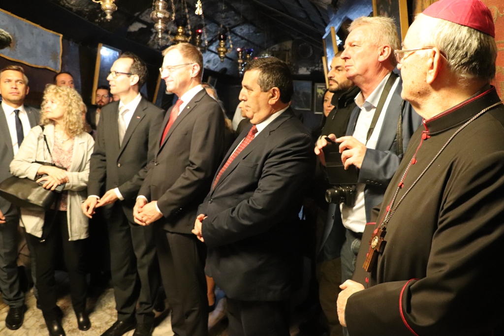 سلمان يشارك في إضاءة شعلة السلام من مغارة الميلاد