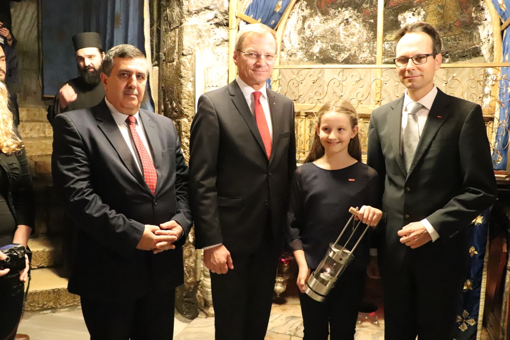 سلمان يشارك في إضاءة شعلة السلام من مغارة الميلاد