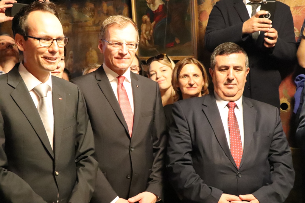 سلمان يشارك في إضاءة شعلة السلام من مغارة الميلاد