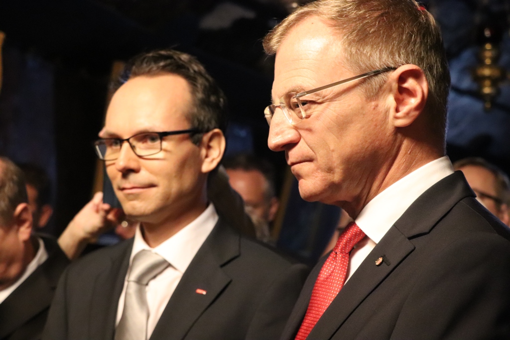 سلمان يشارك في إضاءة شعلة السلام من مغارة الميلاد