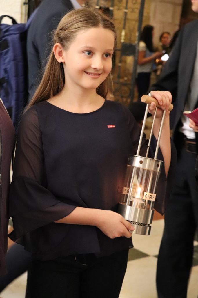 سلمان يشارك في إضاءة شعلة السلام من مغارة الميلاد