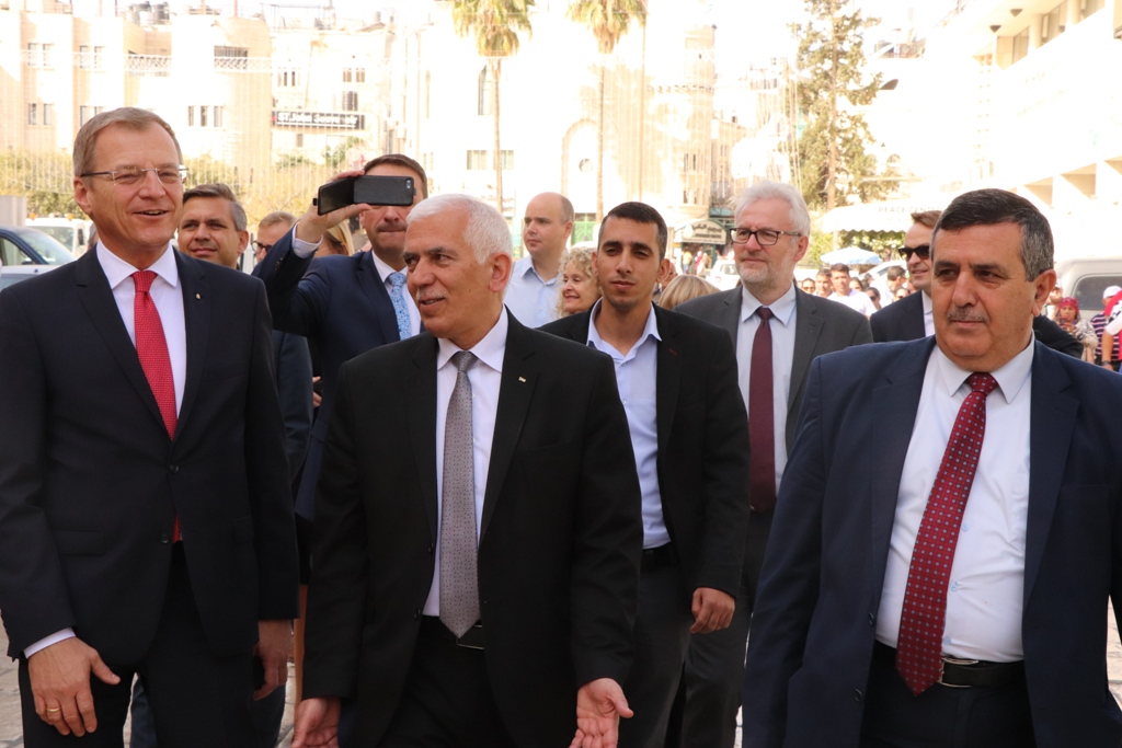 سلمان يشارك في إضاءة شعلة السلام من مغارة الميلاد