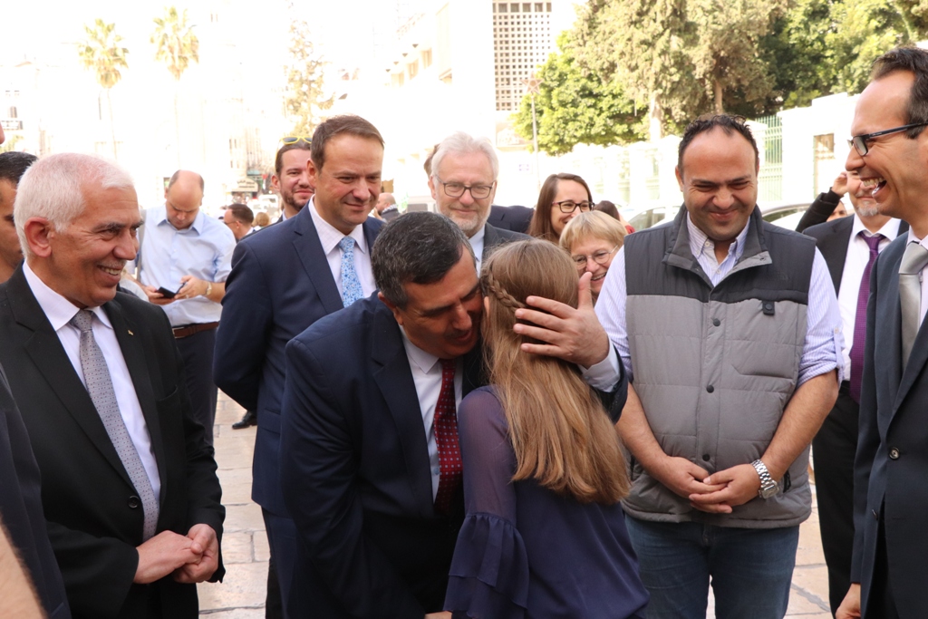 سلمان يشارك في إضاءة شعلة السلام من مغارة الميلاد