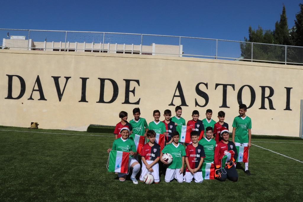 توقيع اتفاقية توأمة بين بلديتي بيت لحم وفربانيا الإيطالية ضمن فعاليات كأس عيد الميلاد للسلام في ملعب دافيدي استوري في بيت لحم