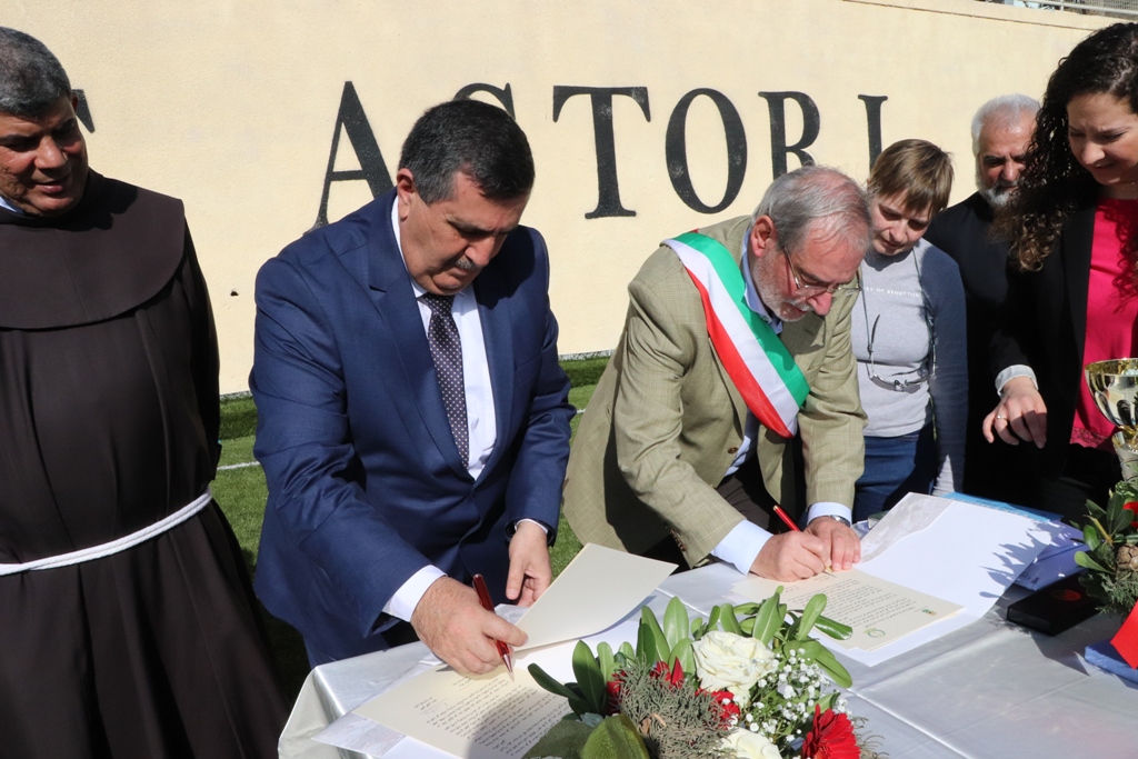 توقيع اتفاقية توأمة بين بلديتي بيت لحم وفربانيا الإيطالية ضمن فعاليات كأس عيد الميلاد للسلام في ملعب دافيدي استوري في بيت لحم