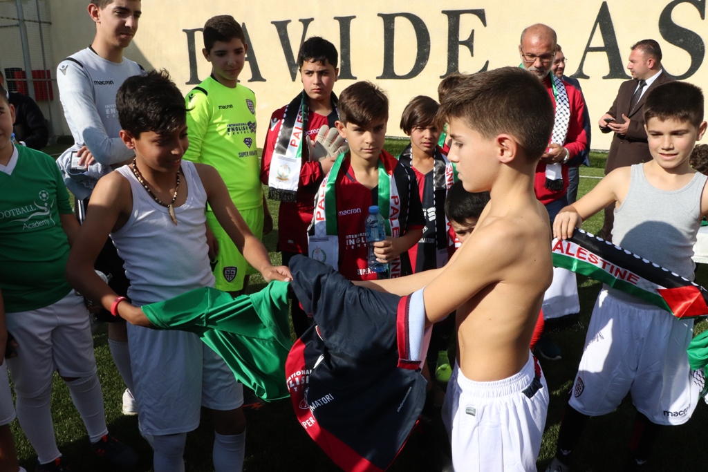 توقيع اتفاقية توأمة بين بلديتي بيت لحم وفربانيا الإيطالية ضمن فعاليات كأس عيد الميلاد للسلام في ملعب دافيدي استوري في بيت لحم