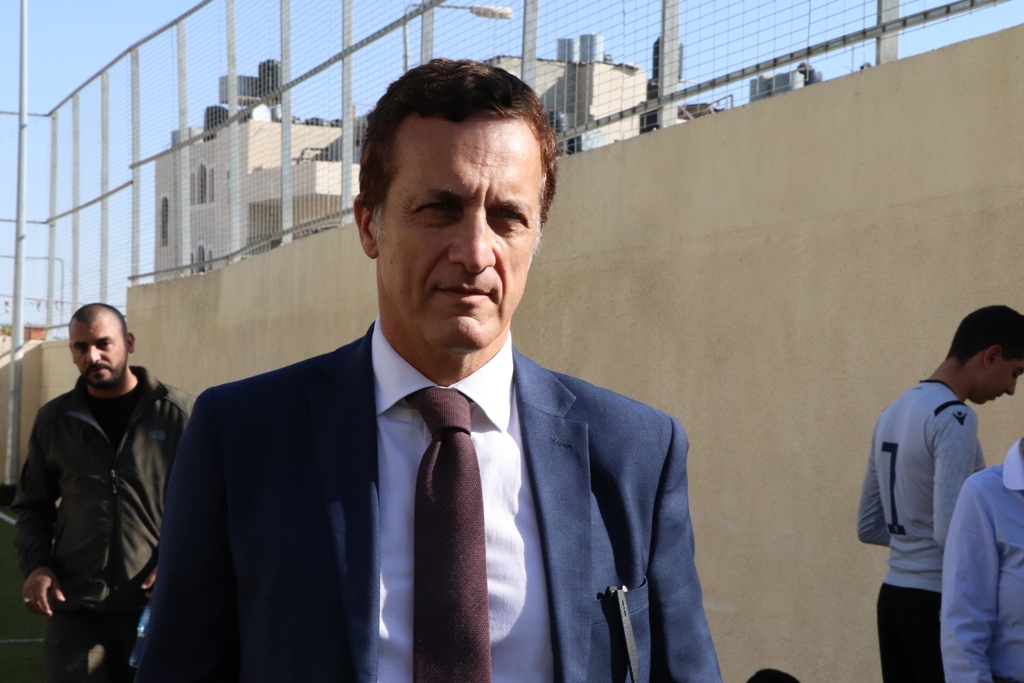 توقيع اتفاقية توأمة بين بلديتي بيت لحم وفربانيا الإيطالية ضمن فعاليات كأس عيد الميلاد للسلام في ملعب دافيدي استوري في بيت لحم