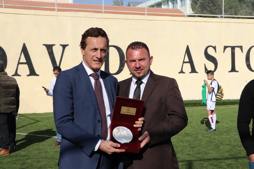 توقيع اتفاقية توأمة بين بلديتي بيت لحم وفربانيا الإيطالية ضمن فعاليات كأس عيد الميلاد للسلام في ملعب دافيدي استوري في بيت لحم