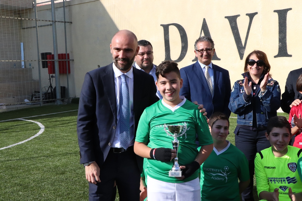 توقيع اتفاقية توأمة بين بلديتي بيت لحم وفربانيا الإيطالية ضمن فعاليات كأس عيد الميلاد للسلام في ملعب دافيدي استوري في بيت لحم