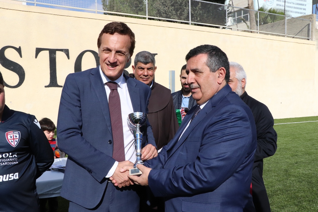 توقيع اتفاقية توأمة بين بلديتي بيت لحم وفربانيا الإيطالية ضمن فعاليات كأس عيد الميلاد للسلام في ملعب دافيدي استوري في بيت لحم