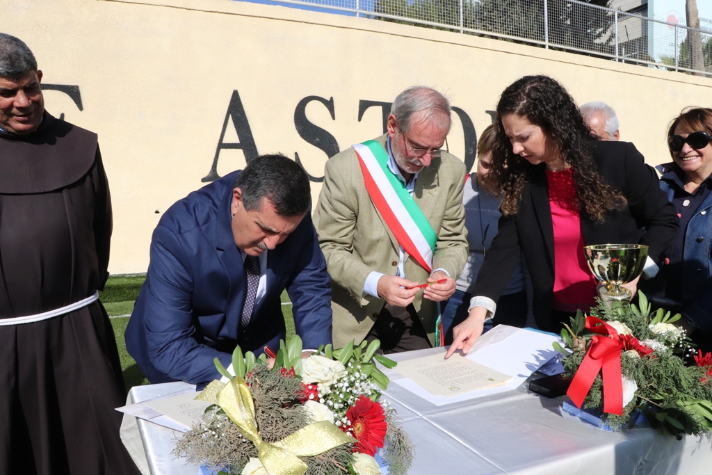 توقيع اتفاقية توأمة بين بلديتي بيت لحم وفربانيا الإيطالية ضمن فعاليات كأس عيد الميلاد للسلام في ملعب دافيدي استوري في بيت لحم