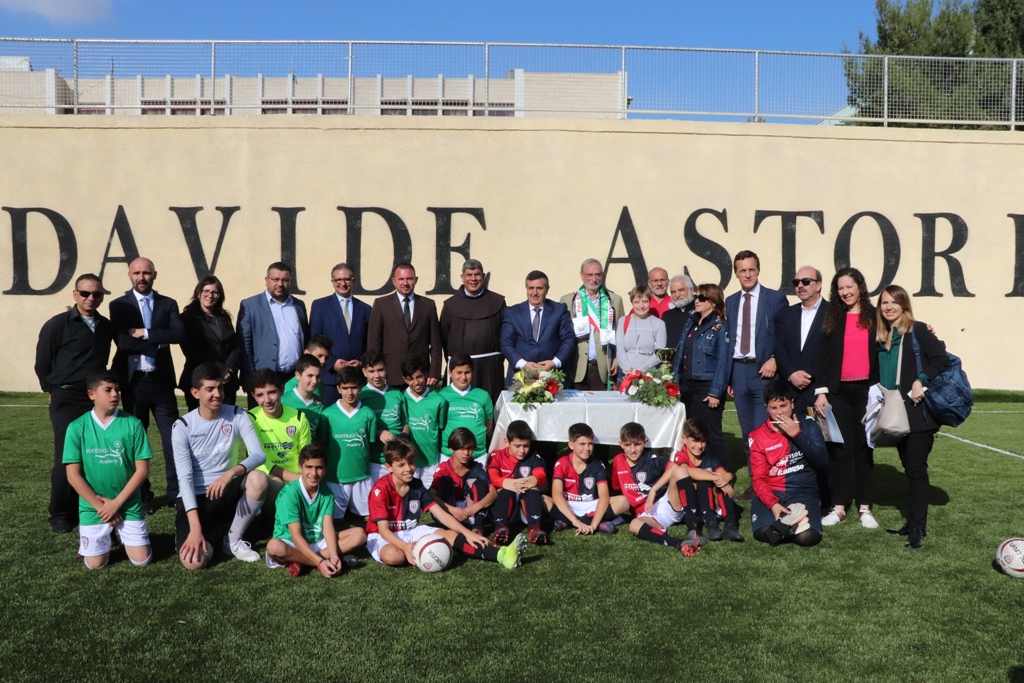 توقيع اتفاقية توأمة بين بلديتي بيت لحم وفربانيا الإيطالية ضمن فعاليات كأس عيد الميلاد للسلام في ملعب دافيدي استوري في بيت لحم