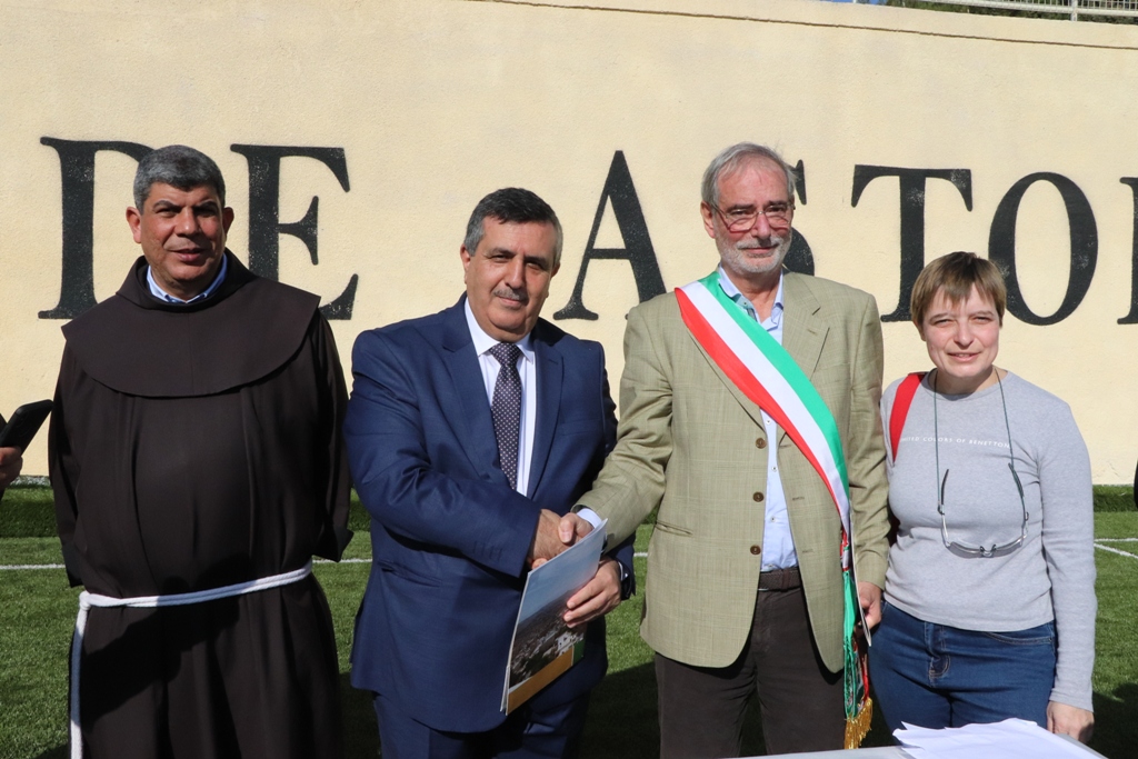 توقيع اتفاقية توأمة بين بلديتي بيت لحم وفربانيا الإيطالية ضمن فعاليات كأس عيد الميلاد للسلام في ملعب دافيدي استوري في بيت لحم