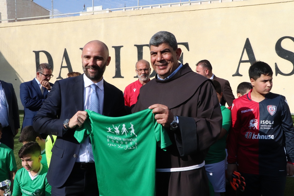 توقيع اتفاقية توأمة بين بلديتي بيت لحم وفربانيا الإيطالية ضمن فعاليات كأس عيد الميلاد للسلام في ملعب دافيدي استوري في بيت لحم