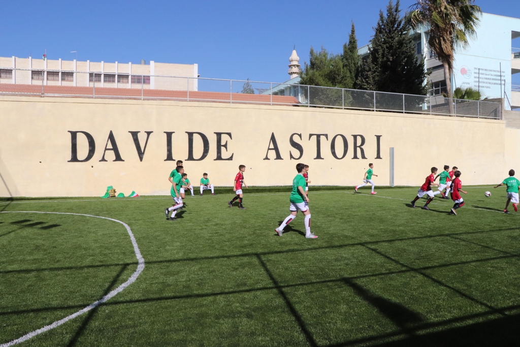 توقيع اتفاقية توأمة بين بلديتي بيت لحم وفربانيا الإيطالية ضمن فعاليات كأس عيد الميلاد للسلام في ملعب دافيدي استوري في بيت لحم