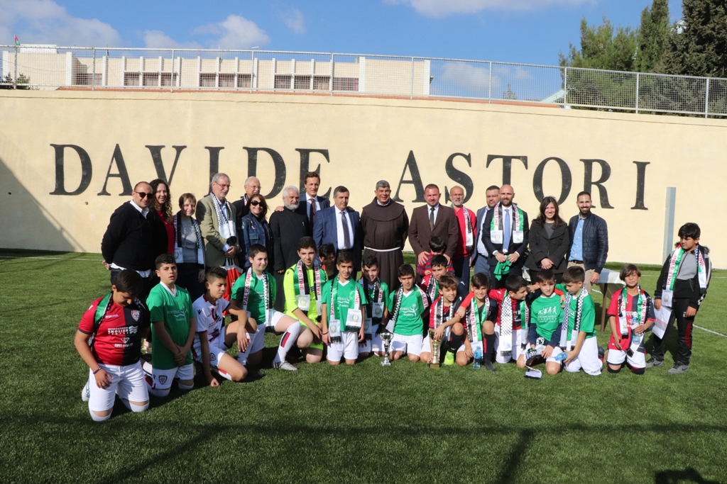 توقيع اتفاقية توأمة بين بلديتي بيت لحم وفربانيا الإيطالية ضمن فعاليات كأس عيد الميلاد للسلام في ملعب دافيدي استوري في بيت لحم