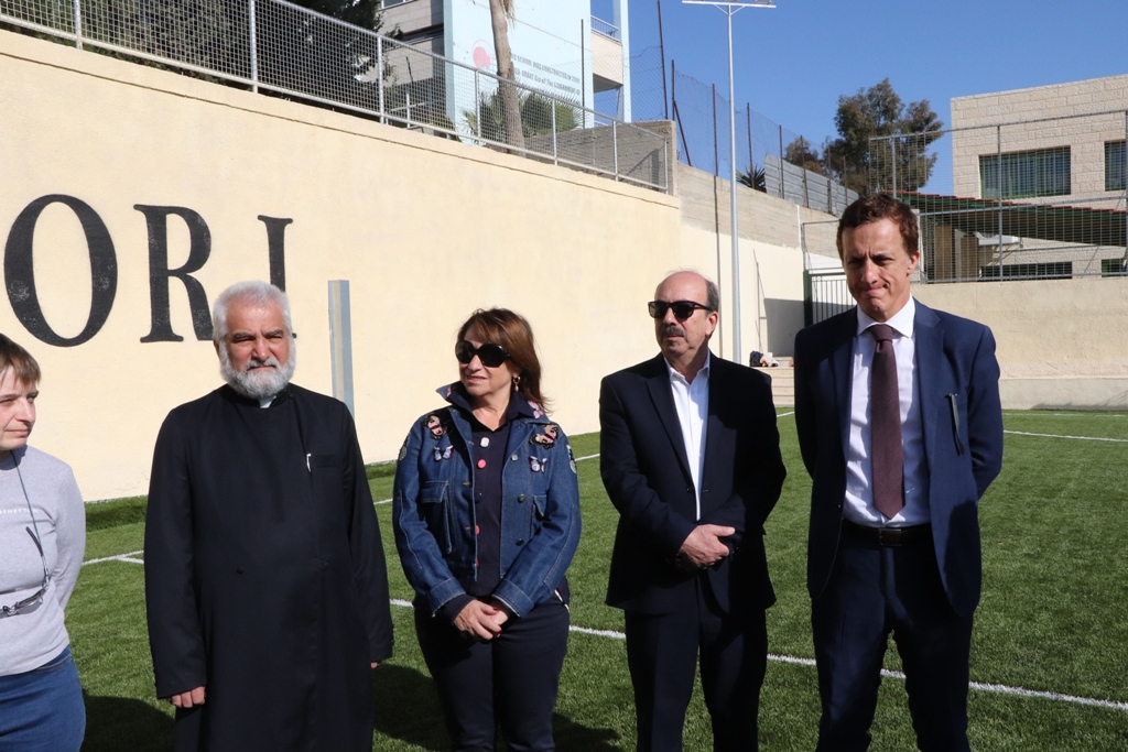 توقيع اتفاقية توأمة بين بلديتي بيت لحم وفربانيا الإيطالية ضمن فعاليات كأس عيد الميلاد للسلام في ملعب دافيدي استوري في بيت لحم