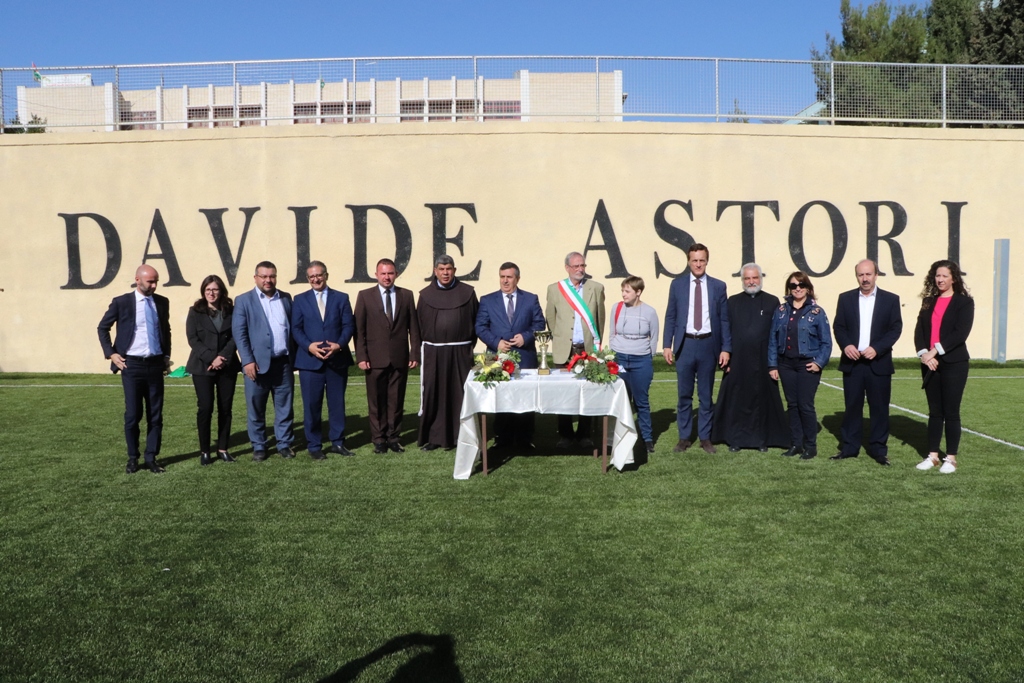 توقيع اتفاقية توأمة بين بلديتي بيت لحم وفربانيا الإيطالية ضمن فعاليات كأس عيد الميلاد للسلام في ملعب دافيدي استوري في بيت لحم