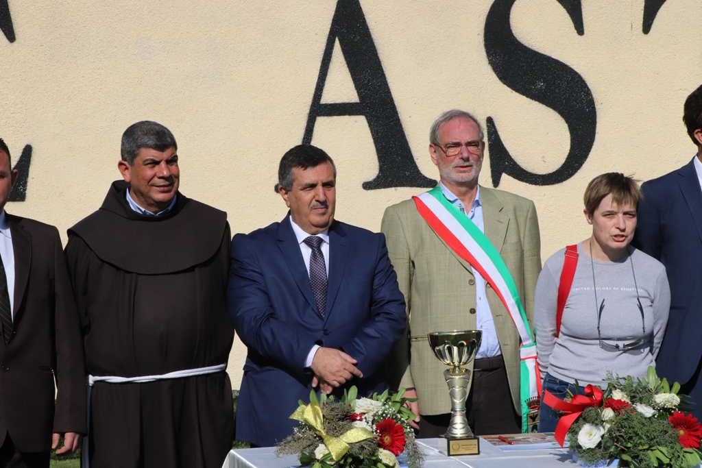 توقيع اتفاقية توأمة بين بلديتي بيت لحم وفربانيا الإيطالية ضمن فعاليات كأس عيد الميلاد للسلام في ملعب دافيدي استوري في بيت لحم