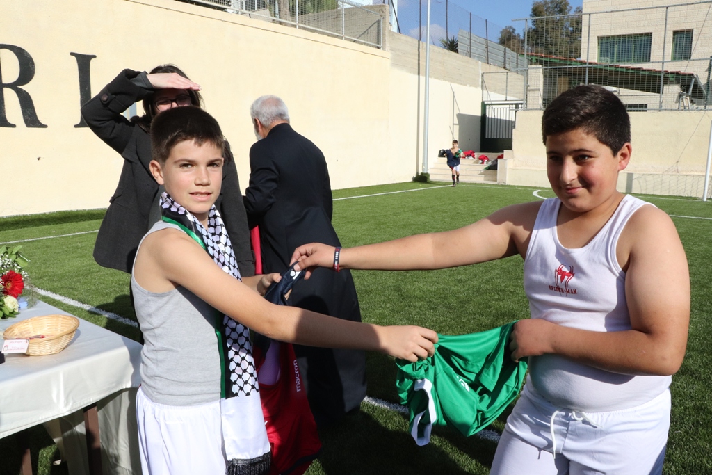 توقيع اتفاقية توأمة بين بلديتي بيت لحم وفربانيا الإيطالية ضمن فعاليات كأس عيد الميلاد للسلام في ملعب دافيدي استوري في بيت لحم