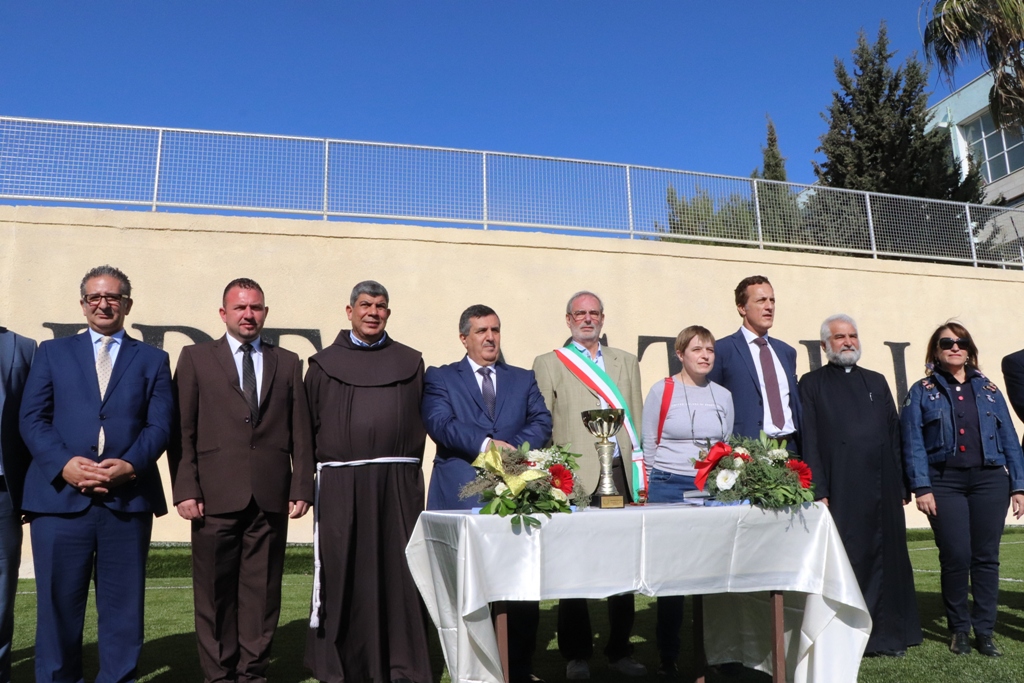 توقيع اتفاقية توأمة بين بلديتي بيت لحم وفربانيا الإيطالية ضمن فعاليات كأس عيد الميلاد للسلام في ملعب دافيدي استوري في بيت لحم