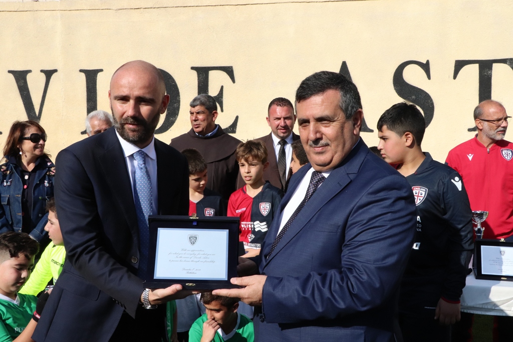 توقيع اتفاقية توأمة بين بلديتي بيت لحم وفربانيا الإيطالية ضمن فعاليات كأس عيد الميلاد للسلام في ملعب دافيدي استوري في بيت لحم