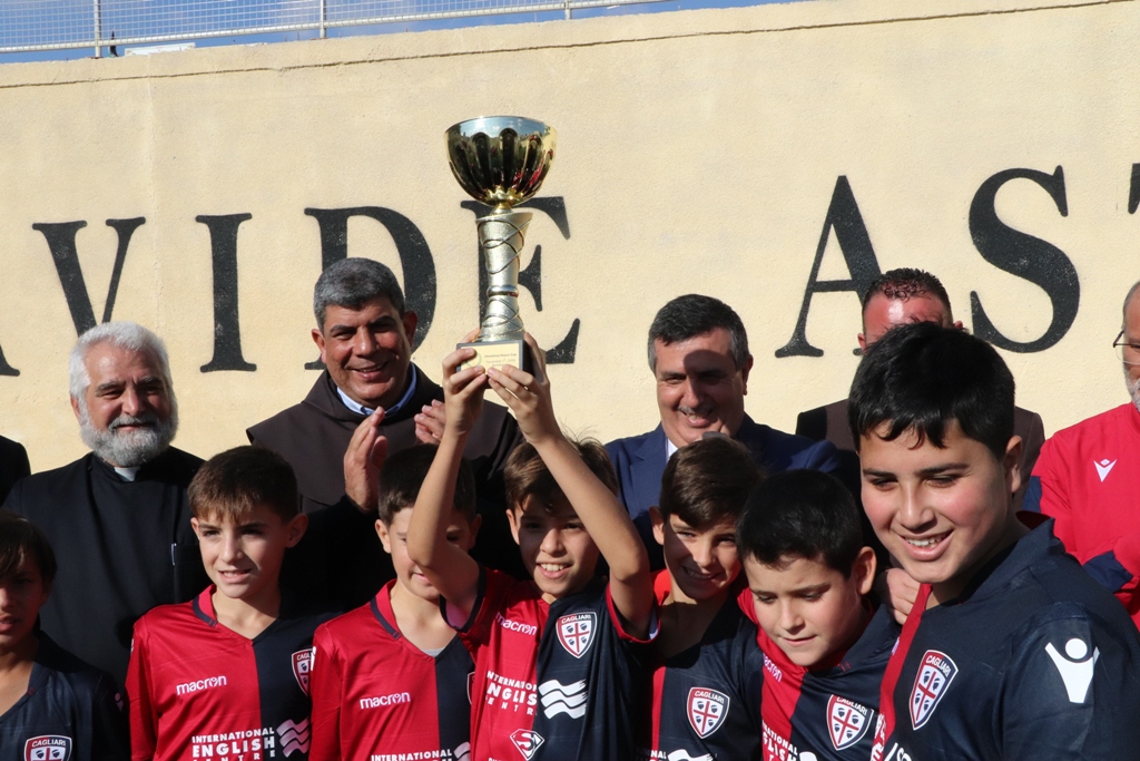 توقيع اتفاقية توأمة بين بلديتي بيت لحم وفربانيا الإيطالية ضمن فعاليات كأس عيد الميلاد للسلام في ملعب دافيدي استوري في بيت لحم