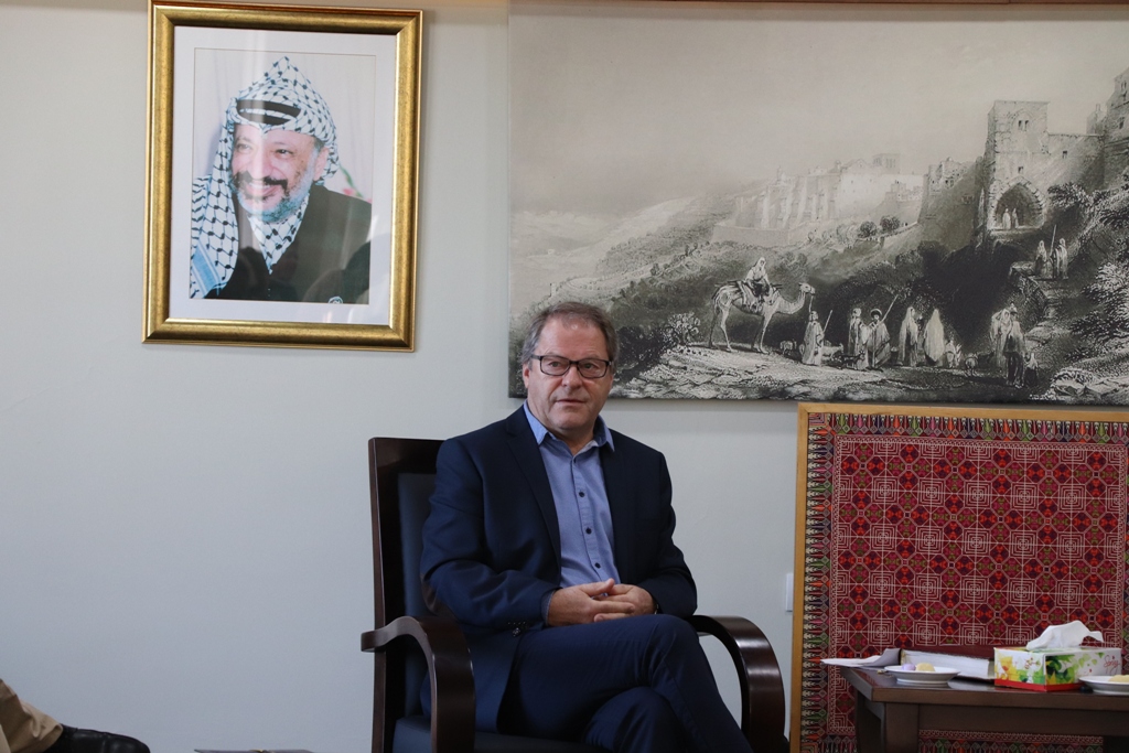 بلدية بيت لحم تستقبل 10 وفود من مدن متوأمة وشريكة  والمعهد الأرزق من روما يتبرع بمعدات طبية لبلدية بيت لحم