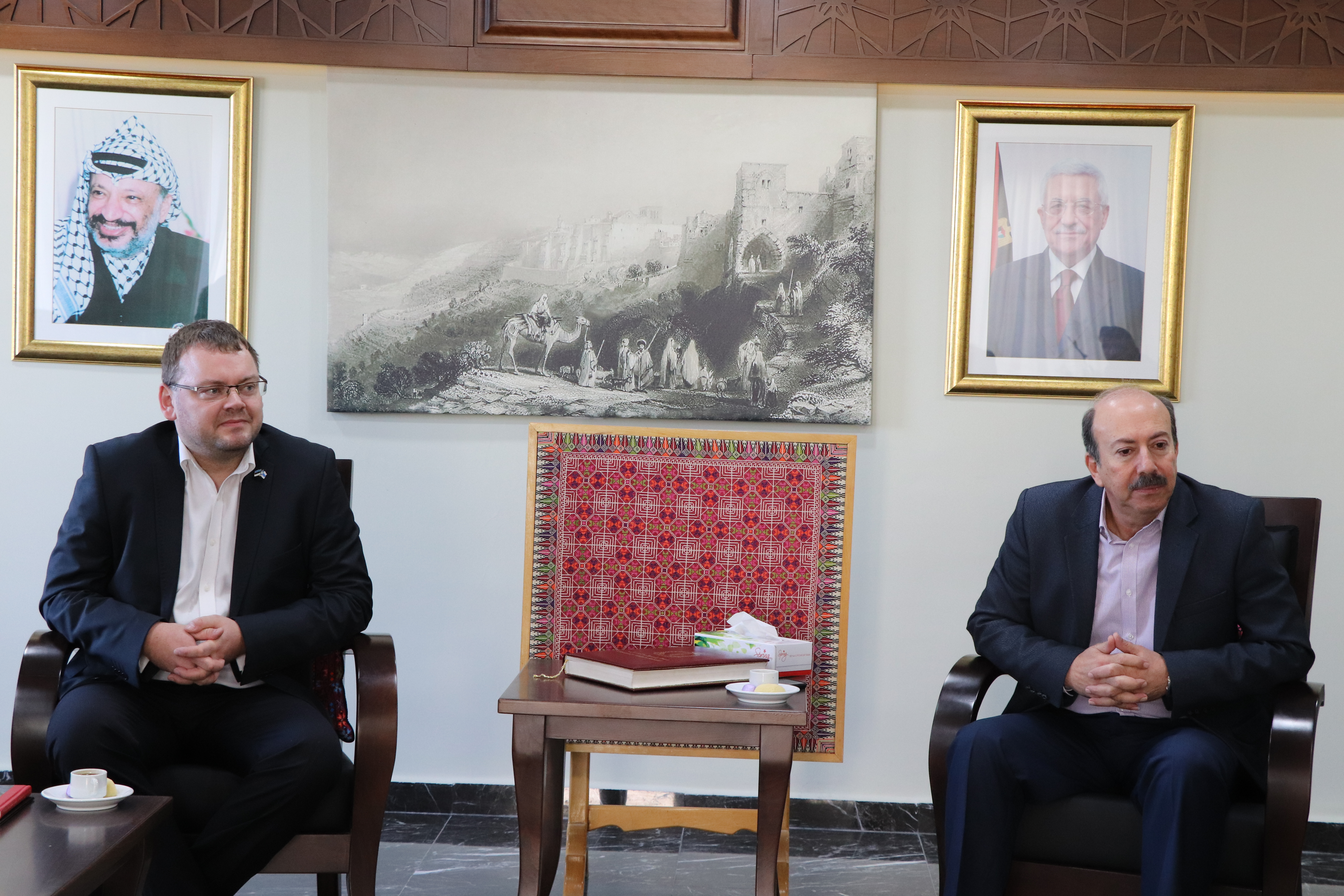 بلدية بيت لحم تستقبل 10 وفود من مدن متوأمة وشريكة  والمعهد الأرزق من روما يتبرع بمعدات طبية لبلدية بيت لحم