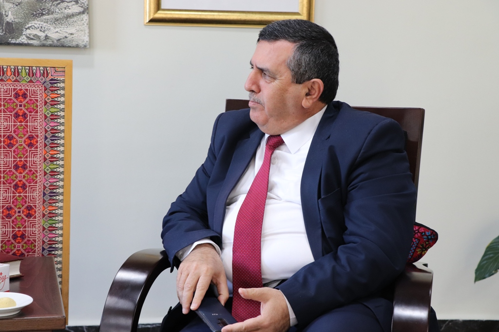 بلدية بيت لحم تستقبل 10 وفود من مدن متوأمة وشريكة  والمعهد الأرزق من روما يتبرع بمعدات طبية لبلدية بيت لحم