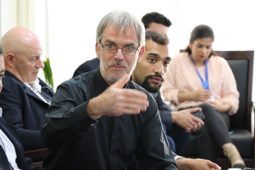 بلدية بيت لحم تستقبل 10 وفود من مدن متوأمة وشريكة  والمعهد الأرزق من روما يتبرع بمعدات طبية لبلدية بيت لحم