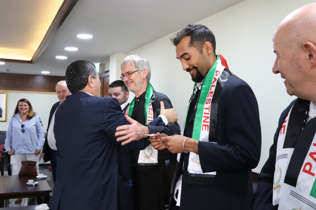 بلدية بيت لحم تستقبل 10 وفود من مدن متوأمة وشريكة  والمعهد الأرزق من روما يتبرع بمعدات طبية لبلدية بيت لحم