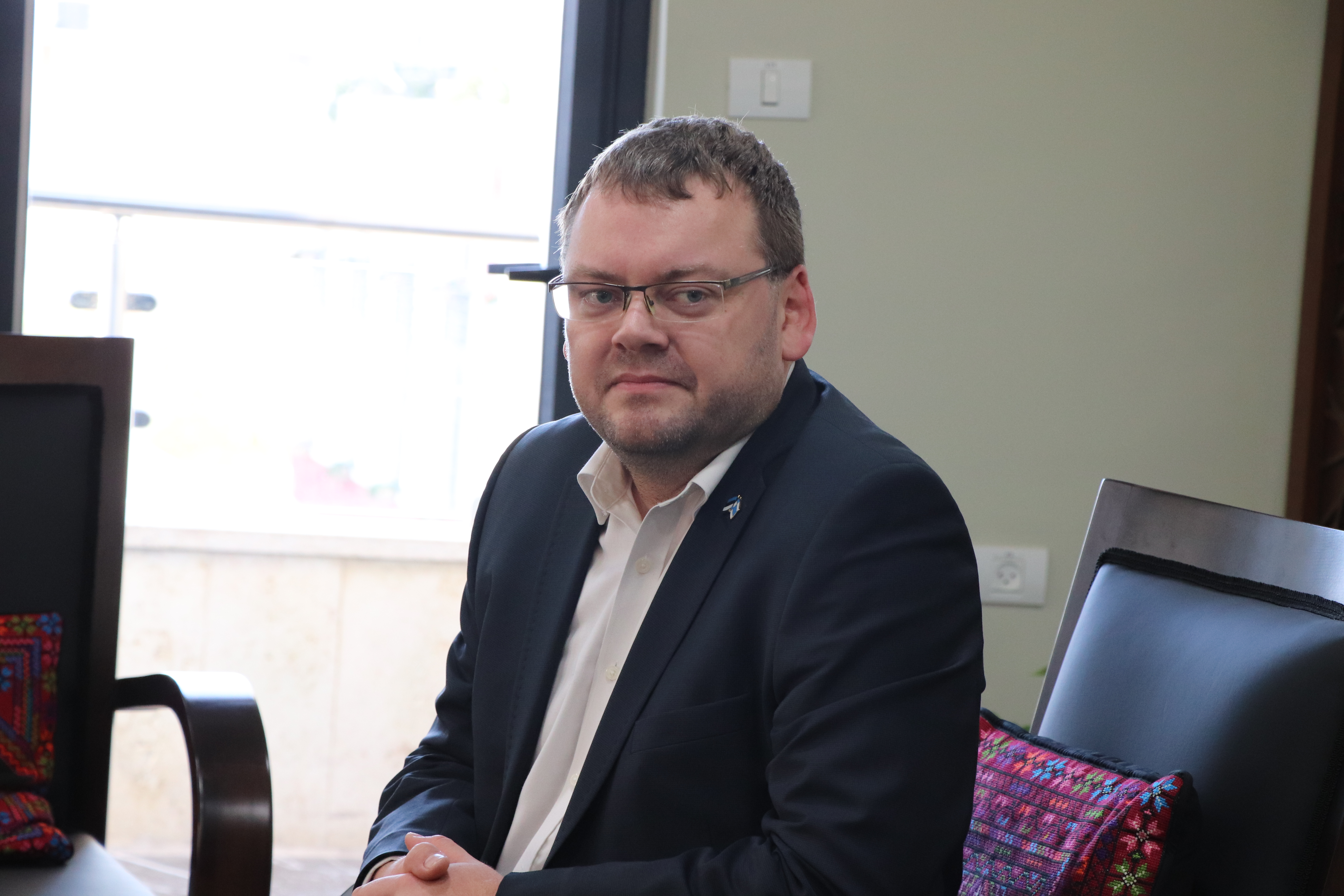 بلدية بيت لحم تستقبل 10 وفود من مدن متوأمة وشريكة  والمعهد الأرزق من روما يتبرع بمعدات طبية لبلدية بيت لحم