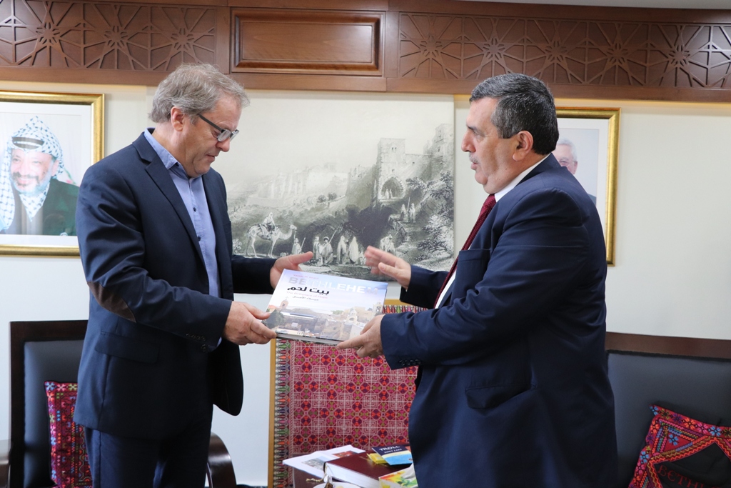 بلدية بيت لحم تستقبل 10 وفود من مدن متوأمة وشريكة  والمعهد الأرزق من روما يتبرع بمعدات طبية لبلدية بيت لحم