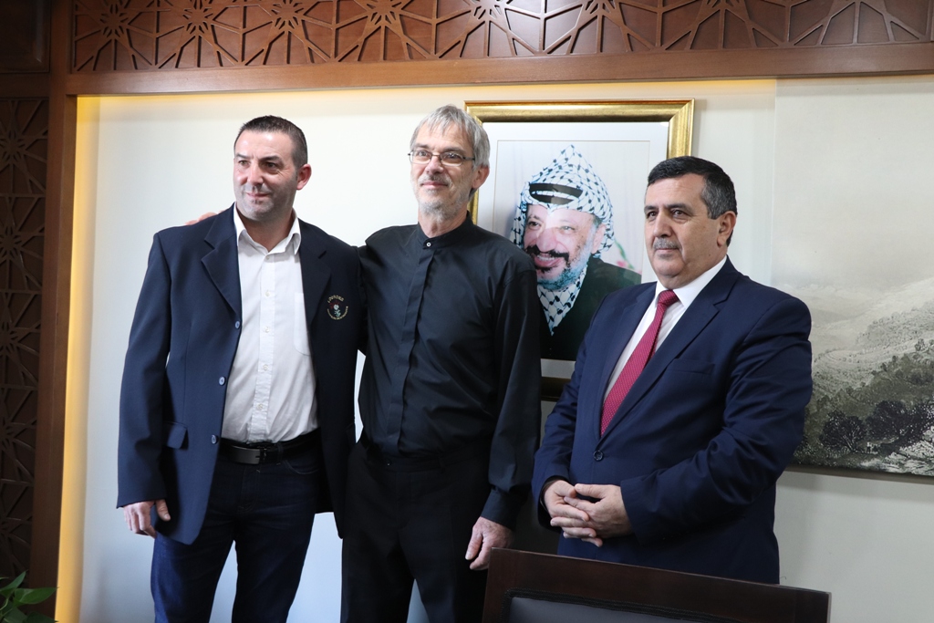 بلدية بيت لحم تستقبل 10 وفود من مدن متوأمة وشريكة  والمعهد الأرزق من روما يتبرع بمعدات طبية لبلدية بيت لحم