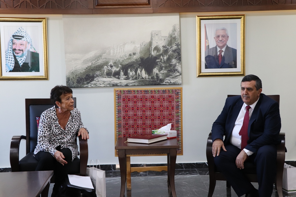 بلدية بيت لحم تستقبل 10 وفود من مدن متوأمة وشريكة  والمعهد الأرزق من روما يتبرع بمعدات طبية لبلدية بيت لحم