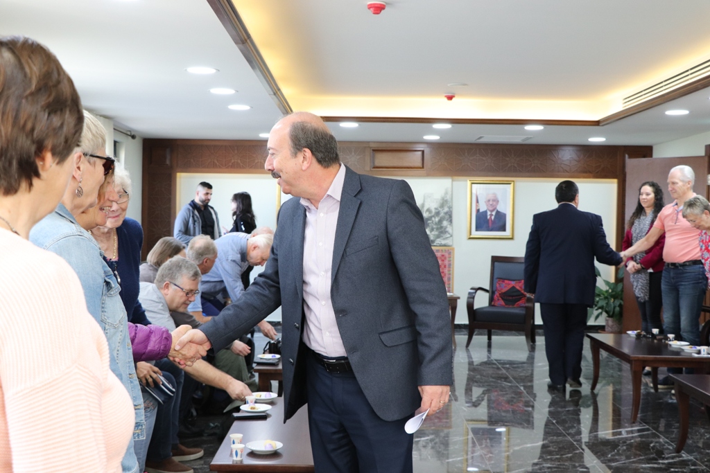 بلدية بيت لحم تستقبل 10 وفود من مدن متوأمة وشريكة  والمعهد الأرزق من روما يتبرع بمعدات طبية لبلدية بيت لحم