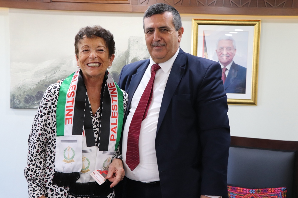 بلدية بيت لحم تستقبل 10 وفود من مدن متوأمة وشريكة  والمعهد الأرزق من روما يتبرع بمعدات طبية لبلدية بيت لحم