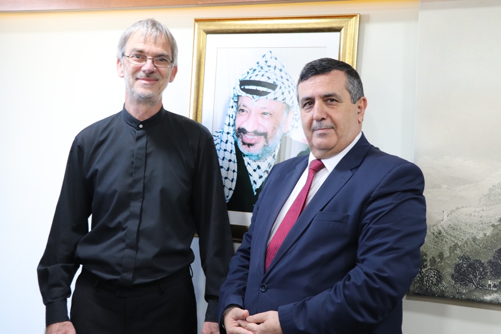 بلدية بيت لحم تستقبل 10 وفود من مدن متوأمة وشريكة  والمعهد الأرزق من روما يتبرع بمعدات طبية لبلدية بيت لحم